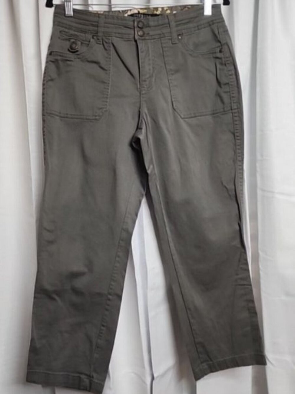 One 5 One Women Size 8 Olive Green Flat Front Casual Capri Button Back Pocket